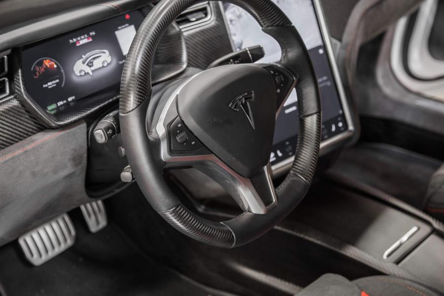 Детали интерьера Tesla Model S P100D by Unplugged Performance 2018 года  (фото 9 из 20)